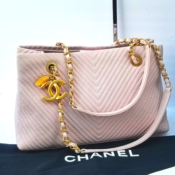 Extra pics for CHANEL Gorgeous blush Pink CC Logo V Stitch Chain Shoulder bag - Picture 3 of 16